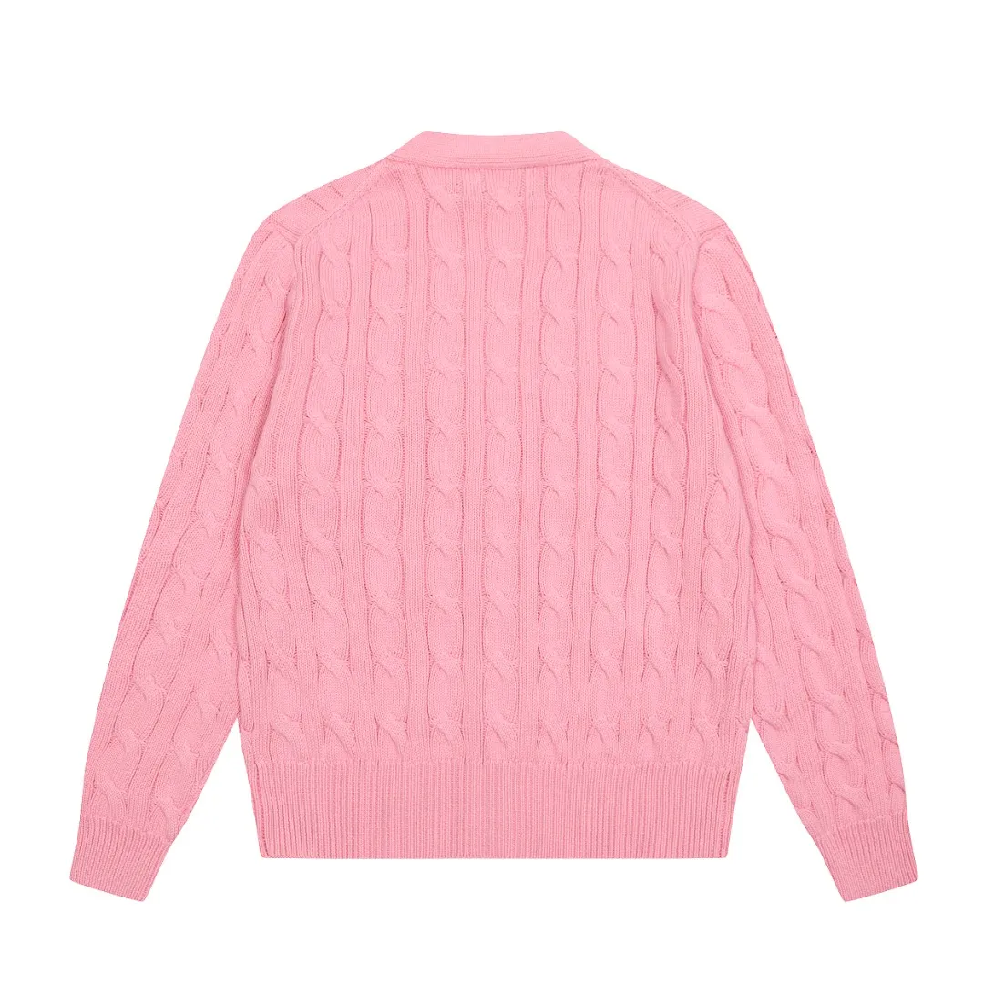 P250 Top quality" Style number: DS113# (not off the shelves all year round) [Ralph Lauren large V-neck solid color pony embroidered logo twist knitted cardigan] ✅Ralph Lauren classic basic versatile goddess style large V-neck knitted cardigan jacket ✅Main supply platform live broadcast Wholesale entities Replenish when out of stock Not off the shelves ✅ZP quality 1:1 version Scan the code to enter the GF website Counter quality ✅Detailed quality is the only one in Guangzhou Imported quality cotton yarn, focusing on high-end, cost-effective, good quality needless to say ✅The version is restored to the original order, the maximum size can be worn up to 160 pounds, loose, comfortable and stress-free ✅The upper body is simple and easy to match, ootd must-have style, good-looking clothes are never picky, a must-have in the goddess' wardrobe. Size: S-XL Color: Black White Gray Light Blue Khaki Pink Yellow Chinese Red Navy Blue White Label Navy Blue Red Label